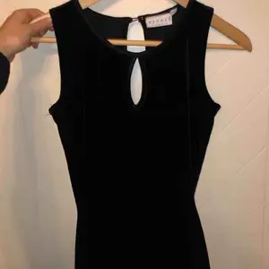 Superfin klänning i storlek 34 som jag inte använt då den är för liten. Materialet är i sammet 