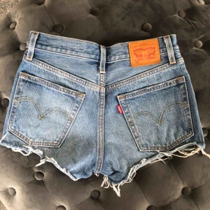  - Blåa jeans shorts från Levis. Väldigt fint skick. Frakt tillkommer.