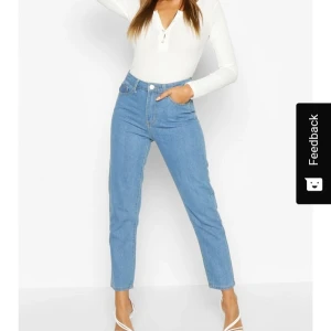 Byxor 36 - Jättefina ljusblå jeans från Boohoo💕 Storlek 36. Ej använda endast prövade en gång.Frakt ingår i priset!💕 Säljer på grund av att det är för små 😭💔
