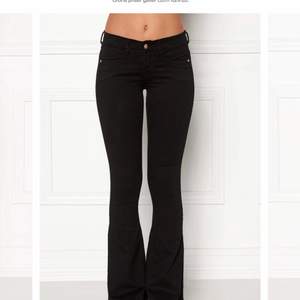 Svarta bootcut jeans från Bubbelroom storlek 36. Stretchiga och sköna. Bild lånad från hemsidan! Kan skicka fler vid intresse 