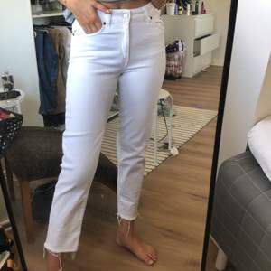 Vita avklippta jeans från Lindex i storlek 34. Fint skick mitt pris är 150 kr. Sänkt pris till 99kr! 