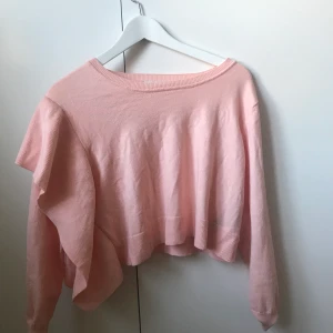 Croppad stickad tröja  - Jättefin croppad stickad tröja från zara med en volang på ena ärmen. Strl S men passar även XS skulle jag säga. Helt oanvänd & köpare står för frakten🦋🦋🦋🦋🦋