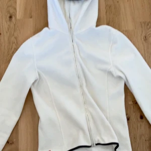 Prada ninja fleece hoodie A/W99 - Sjukt varm och mysig Prada fleece från 99! Tröjan har inga hål och är självklart äkta!