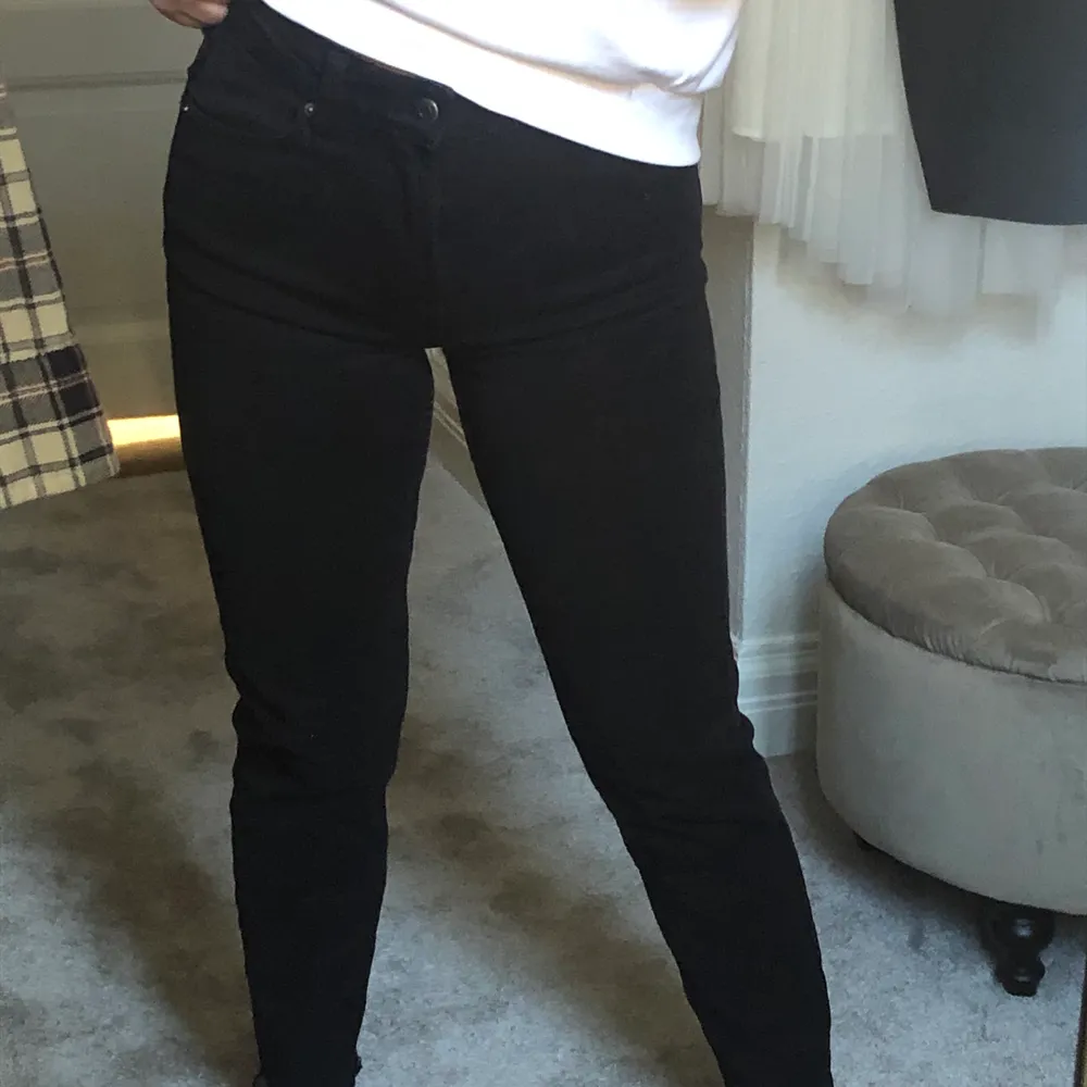 Svarta jeans i modellen ”straight cropped” från bershka. Storlek 34, lite tighta över låren för mig som normalt har 34-36. . Jeans & Byxor.