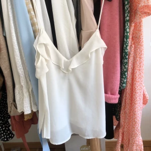 Topp - Ett jättefint linne som jag köpte i Barcelona men som inte passar mig längre. Jag köpte den för 400 men säljer för 200 kr inklusive frakt! 