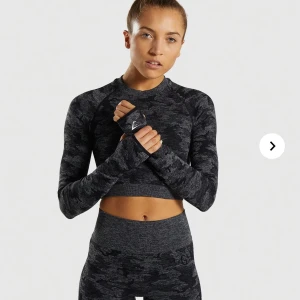 Gymshark  - Träningstopp från gymshark med hål för tummar 🤩 tillhör deras camokollektion. Storlek S men passar mig som har xs, stretchig ♥️