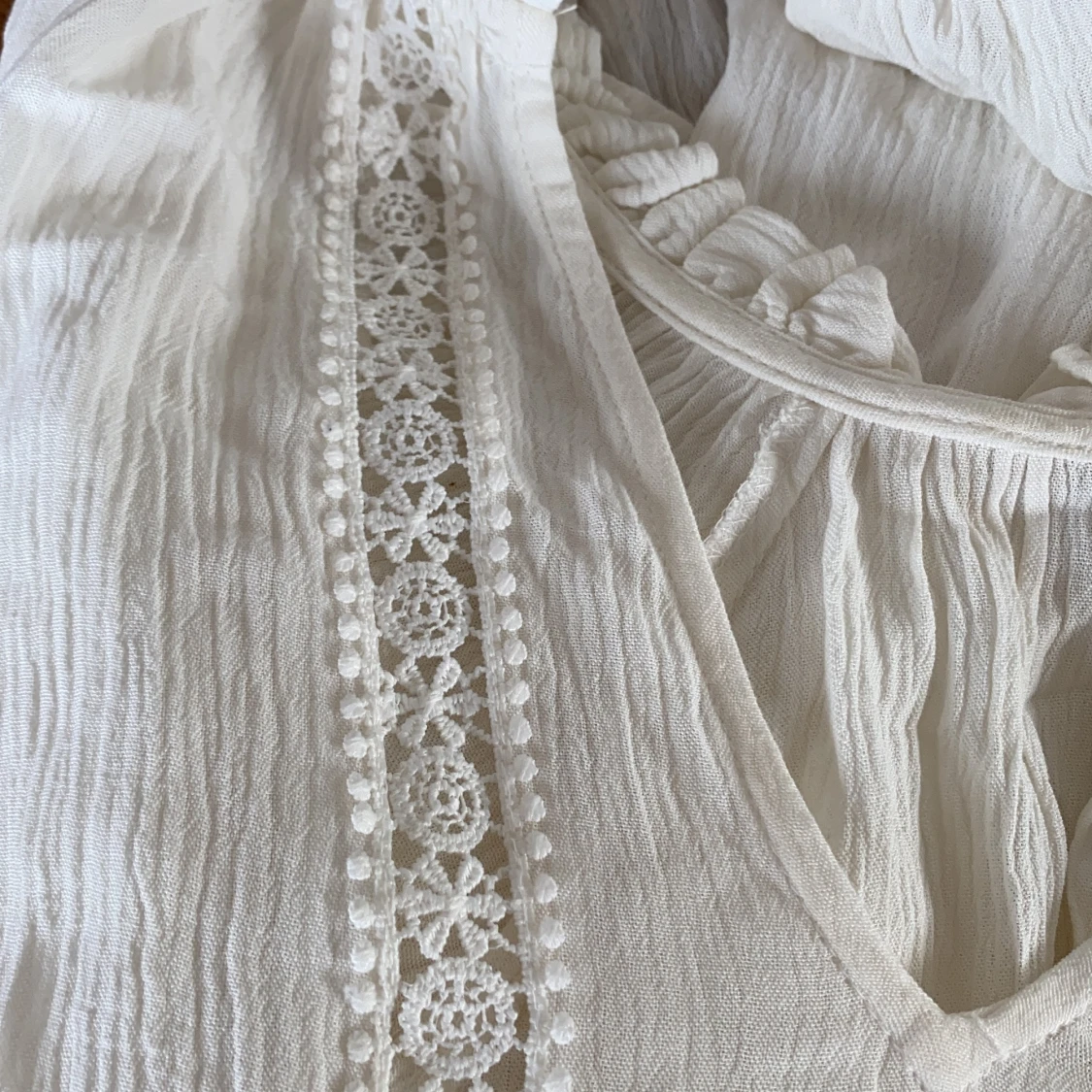 Vit blus med spetsdetaljer - 91