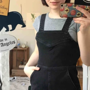  - Super fina hängselbyxor i så bra skick, köpta här på plick men tyvärr för små för mig😔😔 frakt 88kr, pris kan diskuteras vid snabb affär❤️ 