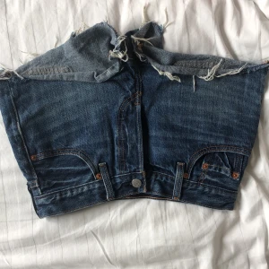 Levis shorts - Säljer mina Levis shorts pågrund av storlek. Dem har helt enkelt blivit för små och säljer nu vidare dem. Jätte fin mörkblå färg!