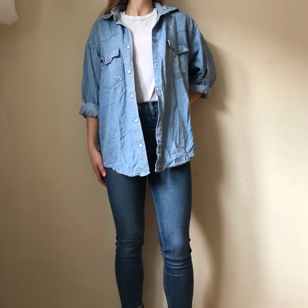 Riktigt snygg jeansskjorta i lite tvättat jeanstyg. Väldigt mjukt material. Köpt secondhand men i superbra skick. Frakt ingår! . Paidat.