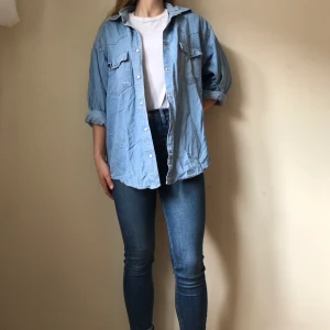 Jeansskjorta - Riktigt snygg jeansskjorta i lite tvättat jeanstyg. Väldigt mjukt material. Köpt secondhand men i superbra skick. Frakt ingår! 