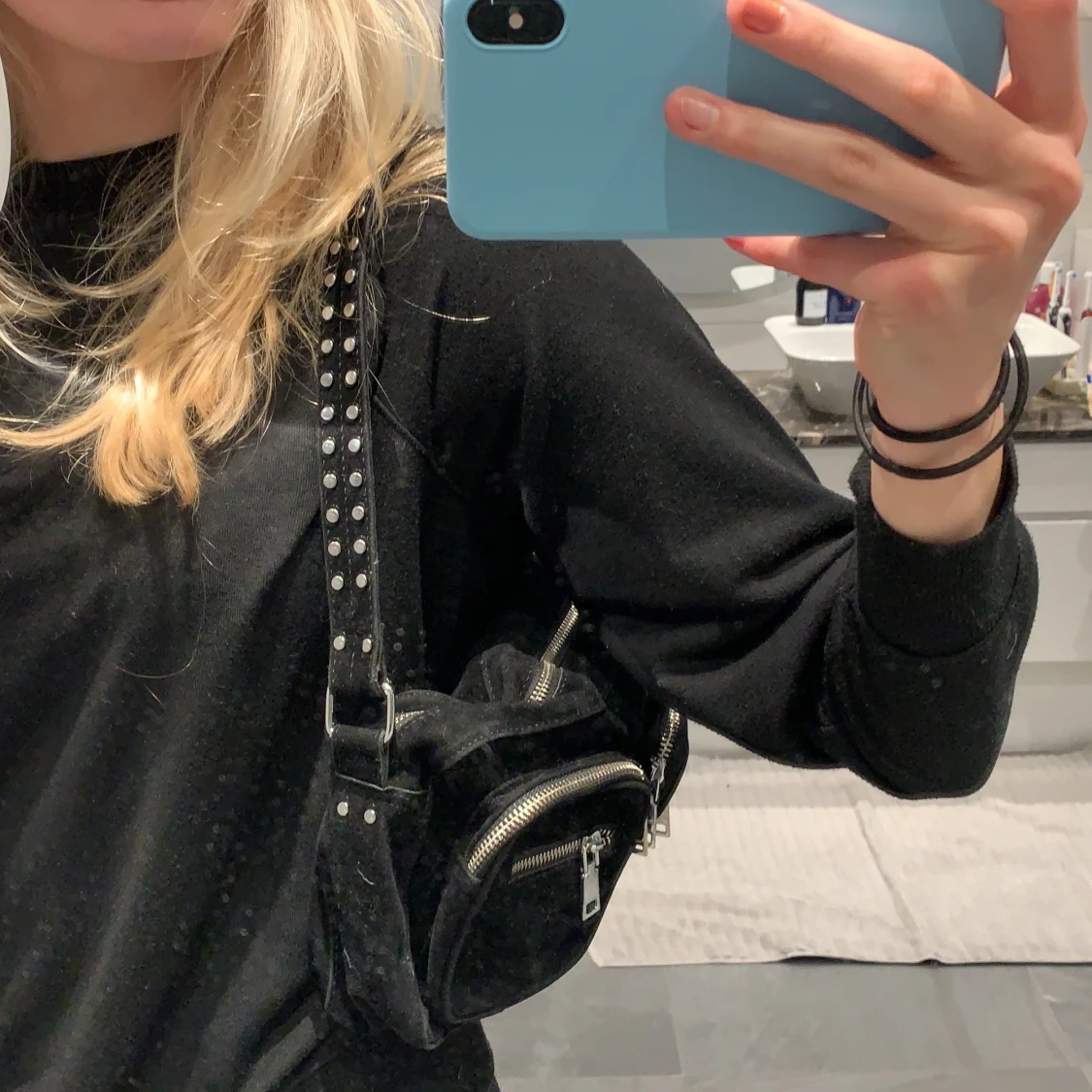 Svart väska med detaljer 