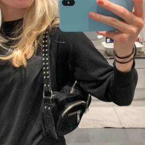 Svart väska med detaljer  - Säljer min svarta väska från Noella.