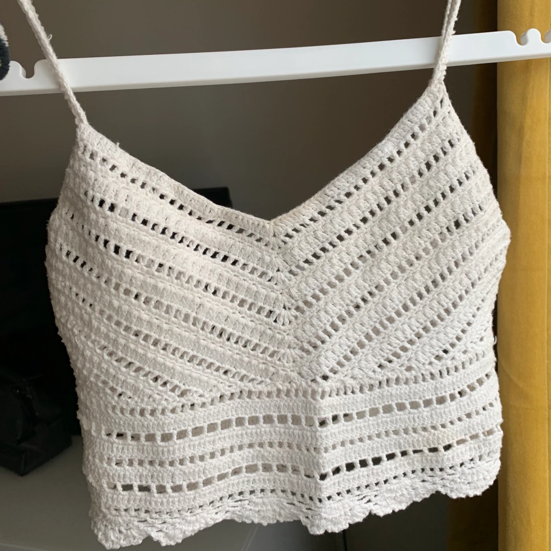 Stickad croppad topp