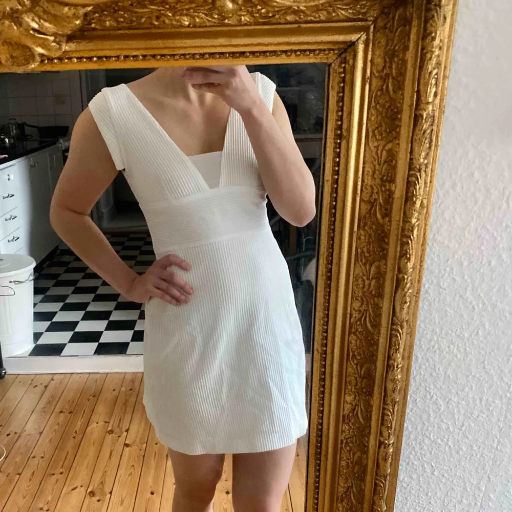 Jättesöt vit klänning från Zara i nyskick!☀️❤️. Klänningar.