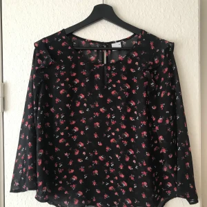 Blommig blus med volanger - Blommig blus i tunt material, strl 36. Köpare står för frakt