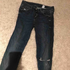  - Låg midjade jeans, med slitningar tycker dom är så fina men har svårt för låg midjade jeans därför säljer jag dem jeansen😊köparen står för frakt och det går jättebra att hämta upp på plats
