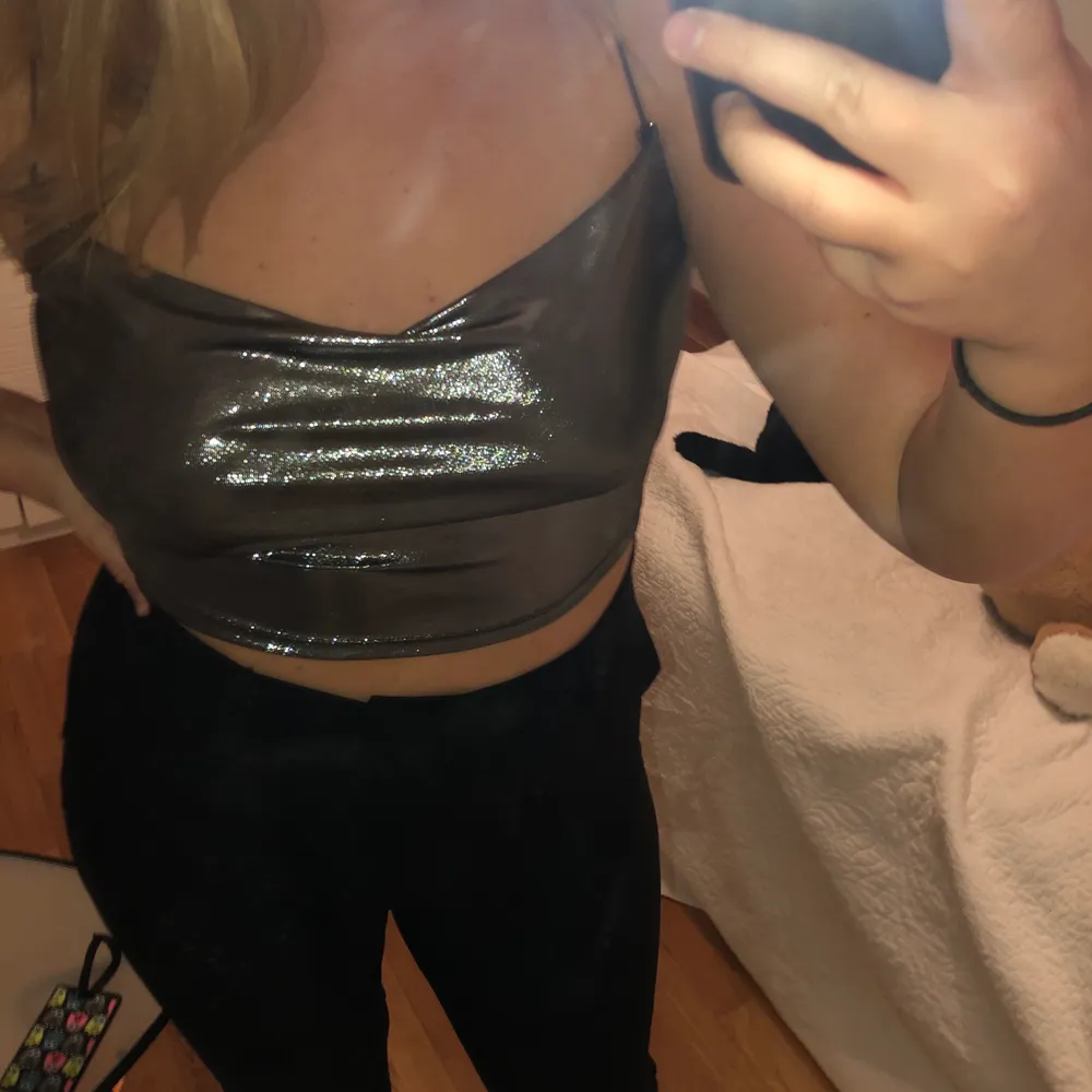 Crop top från H&M, endast använd 1 gång🥰 Frakt tillkommer! . Toppar.