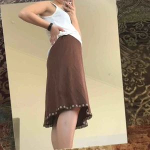  - Skitcool somrig medellång kjol! Säljer pga för liten för mig men är jättesnygg och lätt att stylea till sommaren! Har en liten slitning i mudden i midjan men annars är den i bra skick!