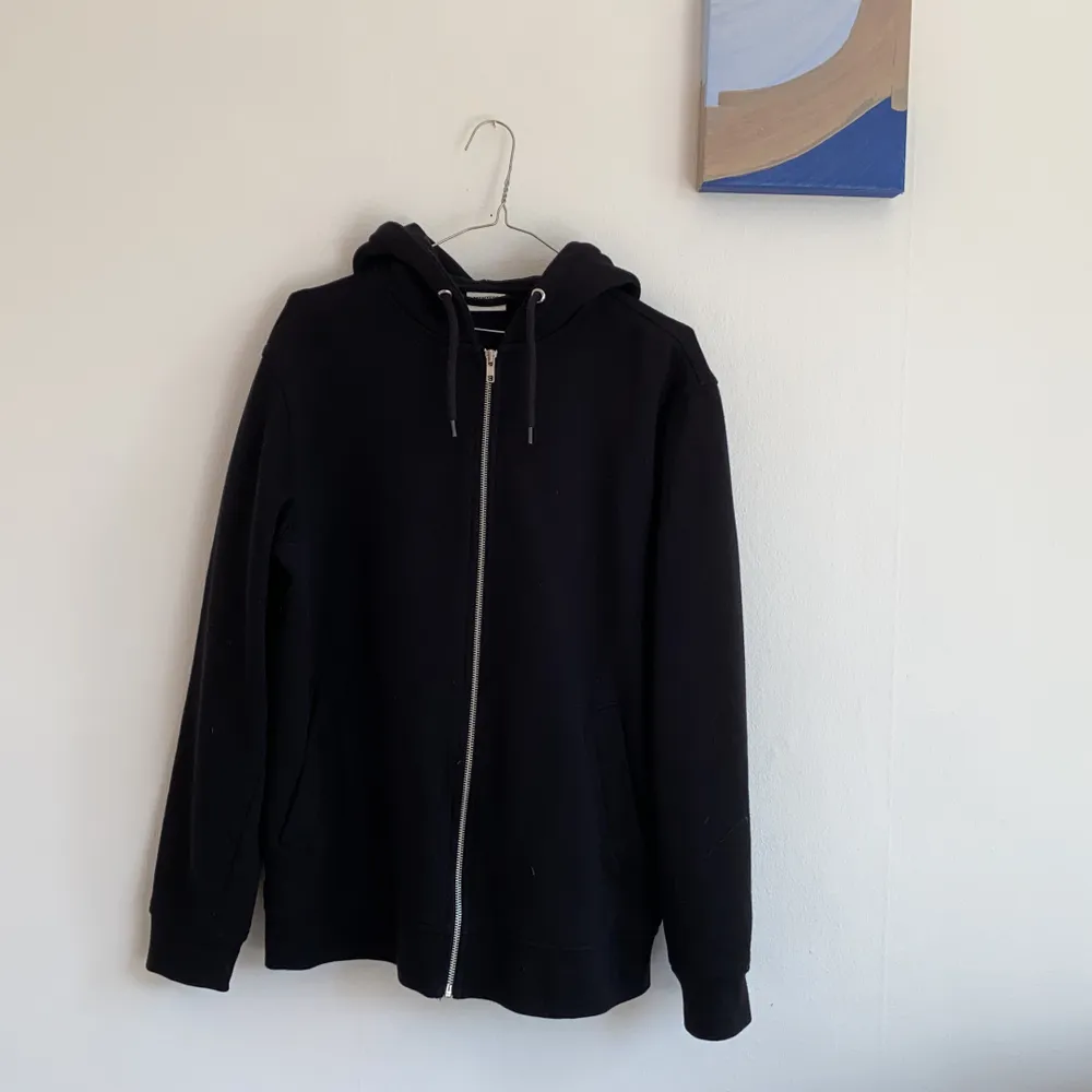 Snygg svart zip-hoodie från Weekday! M i mansstorlek så lite snyggt oversized på mig som är S i vanliga fall. Lite långa i armarna på men det är bara att vika upp! . Hoodies.