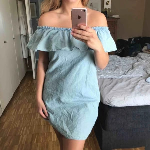Klänning - Snyyygg off shoulder klänning i jeansfärg! Har band också men har stoppat in dom på bilderna, fickor på sidan :) mycket fint skick 😎 står XS men passar mig och jag har S i vanliga fall. frakt 60kr 