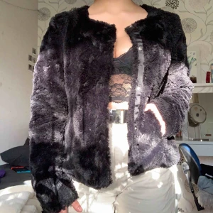  - Säljer min pälsjacka (fakepäls!) som är köpt på only för cirka 1 år sen, sparsamt använd 🥰