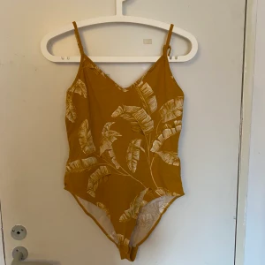 Gul mönstrad body  - Säljer denna fina mönstrade body  hör av dig om du är intresserad eller har frågor kram!💓💓