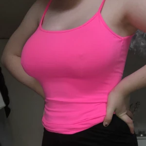 Neon linne ifrån zara - Ett fint neon linne ifrån zara strl s, samma skick som när jag köpte det. 90kr