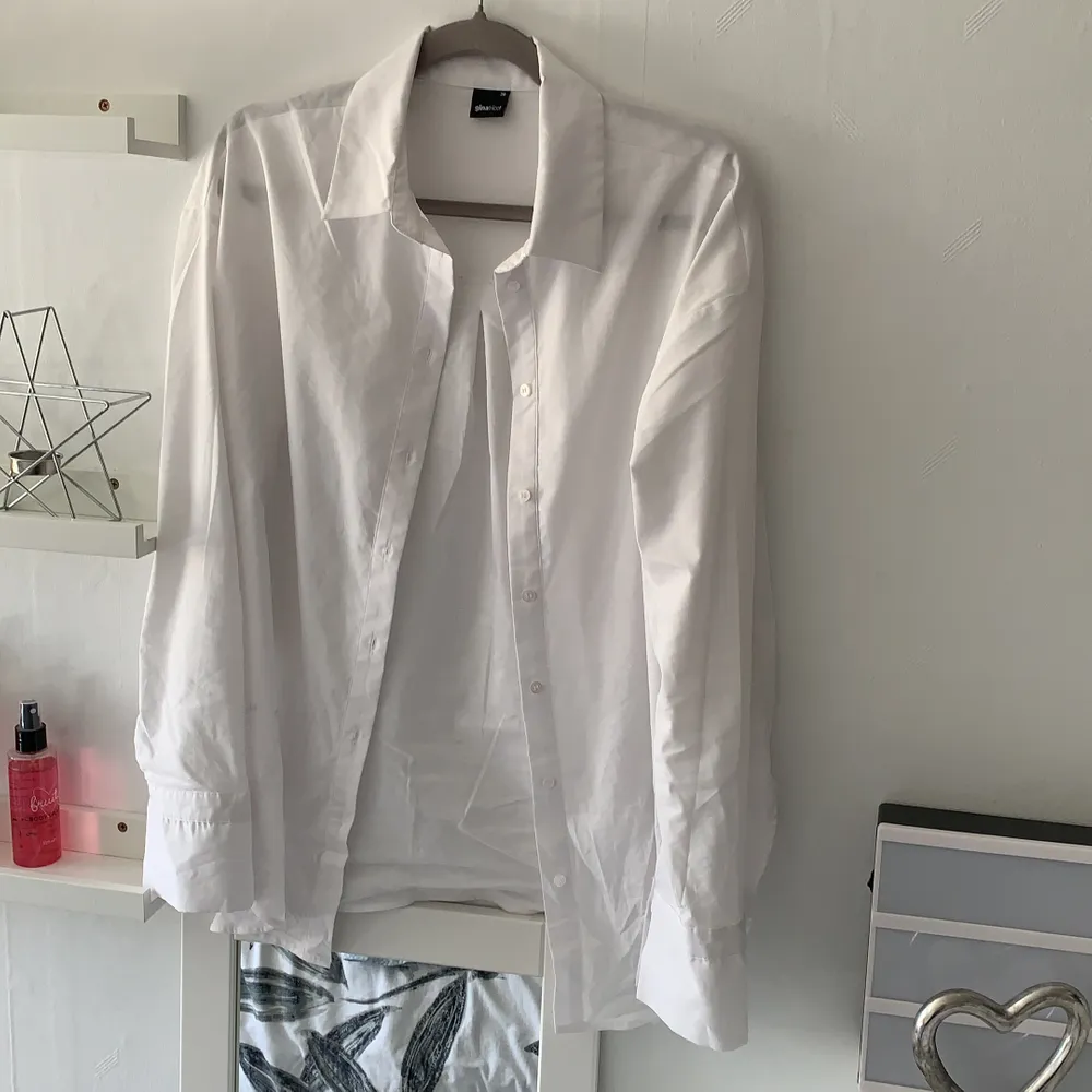 En vit oversize skjorta, skitsnygg men är lite förstor för mig😆!! Kommer inte heller till användning. Ordinarie pris 449kr (+frakt)🥰🥰. Skjortor.