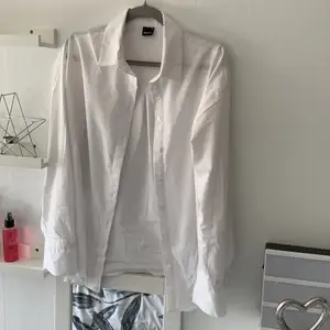 En vit oversize skjorta, skitsnygg men är lite förstor för mig😆!! Kommer inte heller till användning. Ordinarie pris 449kr (+frakt)🥰🥰