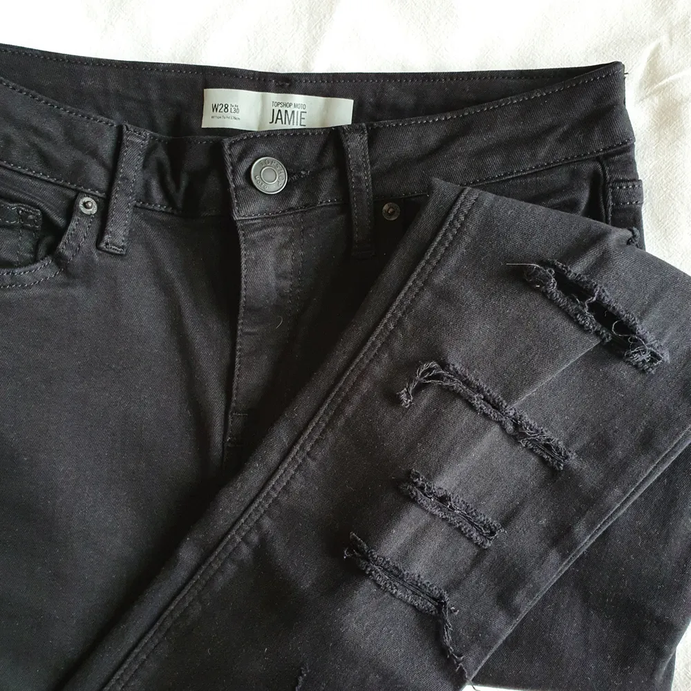 Aldrig använda svarta, tuffa jeans. Highwaist. Köpta i England på Topshop för ca 4 år sedan. Hål längst med båda benen på framsidan. Riktiga fickor fram och bak. Frakt inkluderat i priset! . Jeans & Byxor.