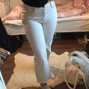vita jeans - Säljer mina vita jeans från mango, slitningar nertill och slutar på mellanbenen!