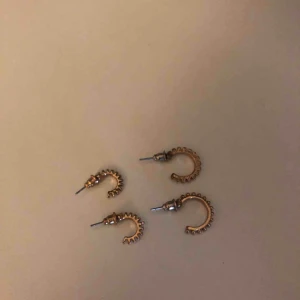  - Två par guldiga örhängen, två olika storlekar på dom. Knappt använda så är i bra skick 💞 går att köpa dom var för sig. Köparen står för frakten 