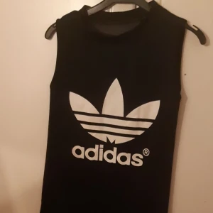 Adidas-klänning - Skriv för mer info/fler bilder! Finns i gbg men kan även skickas. Katt finns i hemmet!
