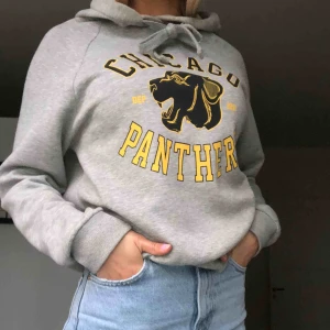  - Cool grå hoodie med tryck. Knappt använd så skicket är som nytt. Storlek S men passar även XS💓🧚🏼‍♀️🖖🏻