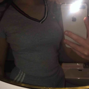  - En Tommy Hilfiger som har ett super skönt material. Är väldigt elastisk så skulle säga att den passar från XS-M☺️Hör av dig vid frågor 