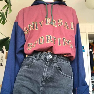  - Vinröd collage hoodie med mörkblå armar och luva! Inner luvan och snörena är gröna! 