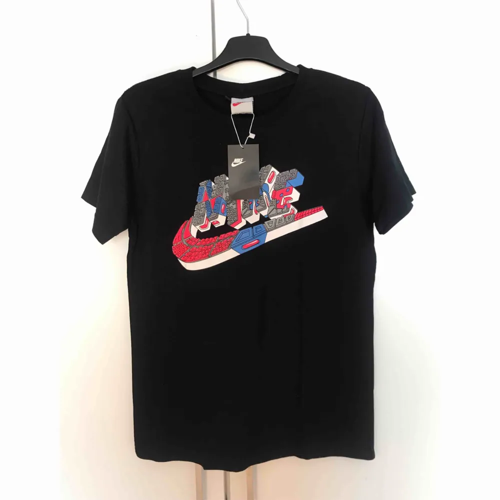❌Helt ny Nike t-shirts i stolek M❌ Make in USA Användare fungerar båda dam och her. Priset ligger på 199kr frifrakt med spårbar. Pm om du intresserad 📨. T-shirts.