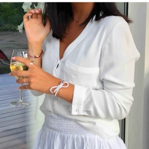 Vit somrig blus - Vit blus från Topshop. Frakt ingår i priset.