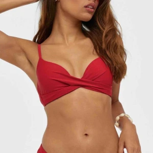  - Jättefin röd bikinitopp med lite push. Knäppning i ryggen. Använt få gånger. Matchande nederdel finns om det önskas. Köparen står för frakten😁