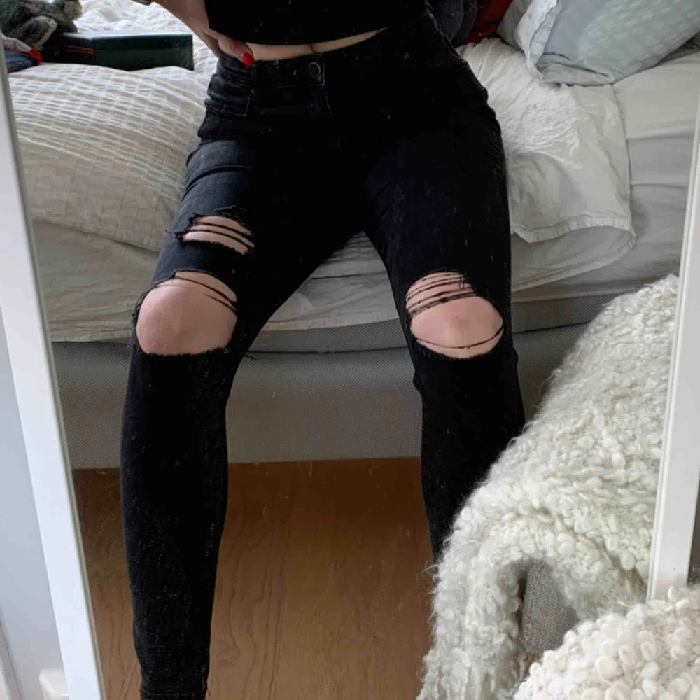 Black skinny jeans with rips on the knees!! Worn in !! Bought for 800 kr selling for 150kr ! Meet up in stockholm or pay for shipping . Jeans & Byxor.