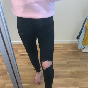 Jeans med slitningar  - Så snygga jeans med hål och slitningar, superbra skick o morderna