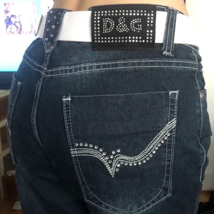 Ett par Dolce & Gabbana jeans med super snygga detaljer där bak. Använt ett fåtal gånger. Står att de är i storlek 32 men funkar med skärp för mig som oftast har 25 i midja.. Jeans & Byxor.