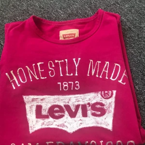 Levi’s T-shirt - Storlek 16. Använd bara 1 gång