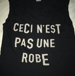 T shirt - Säljer denna t-shirten från monki. Den har lite kortare armar. Den är i xs men passar mig som är S-M Köpare står för frakten🛍🚚