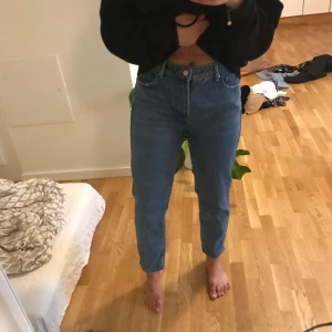 Blå Mom Jeans. Hög midja. S!  - Oanvända blåa jeans från Berhska. Klippta nedtill! Storlek S. Högre midja. 