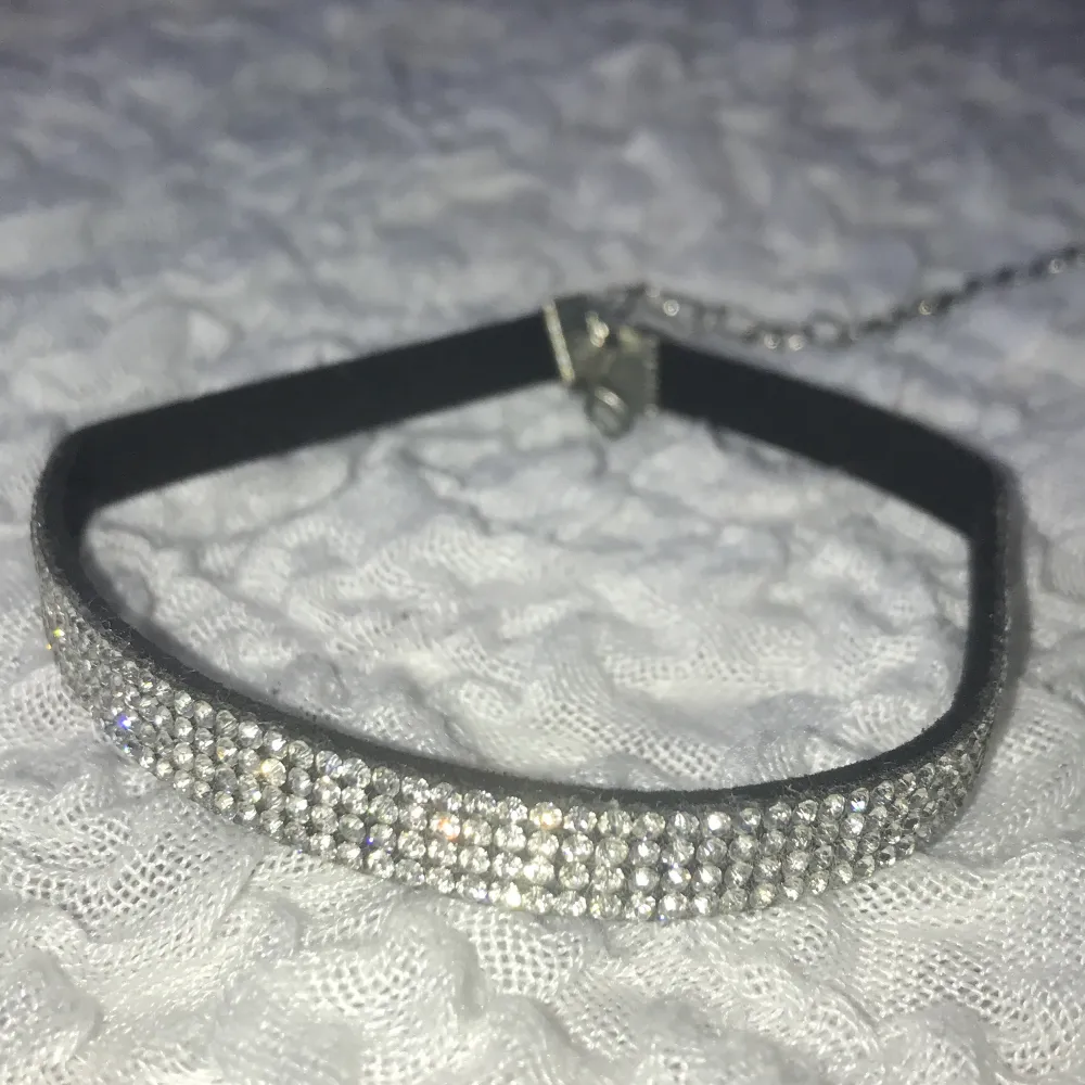 •En choker med silver diamanter.                        •Använd några ggr.                                              •Frakten ingår i priset!. Accessoarer.