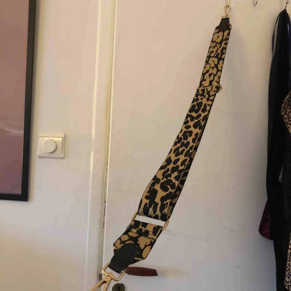 Tjockt väskband i leopard från lindex, justerbart Originalpris:150:-!<3. Väskor.