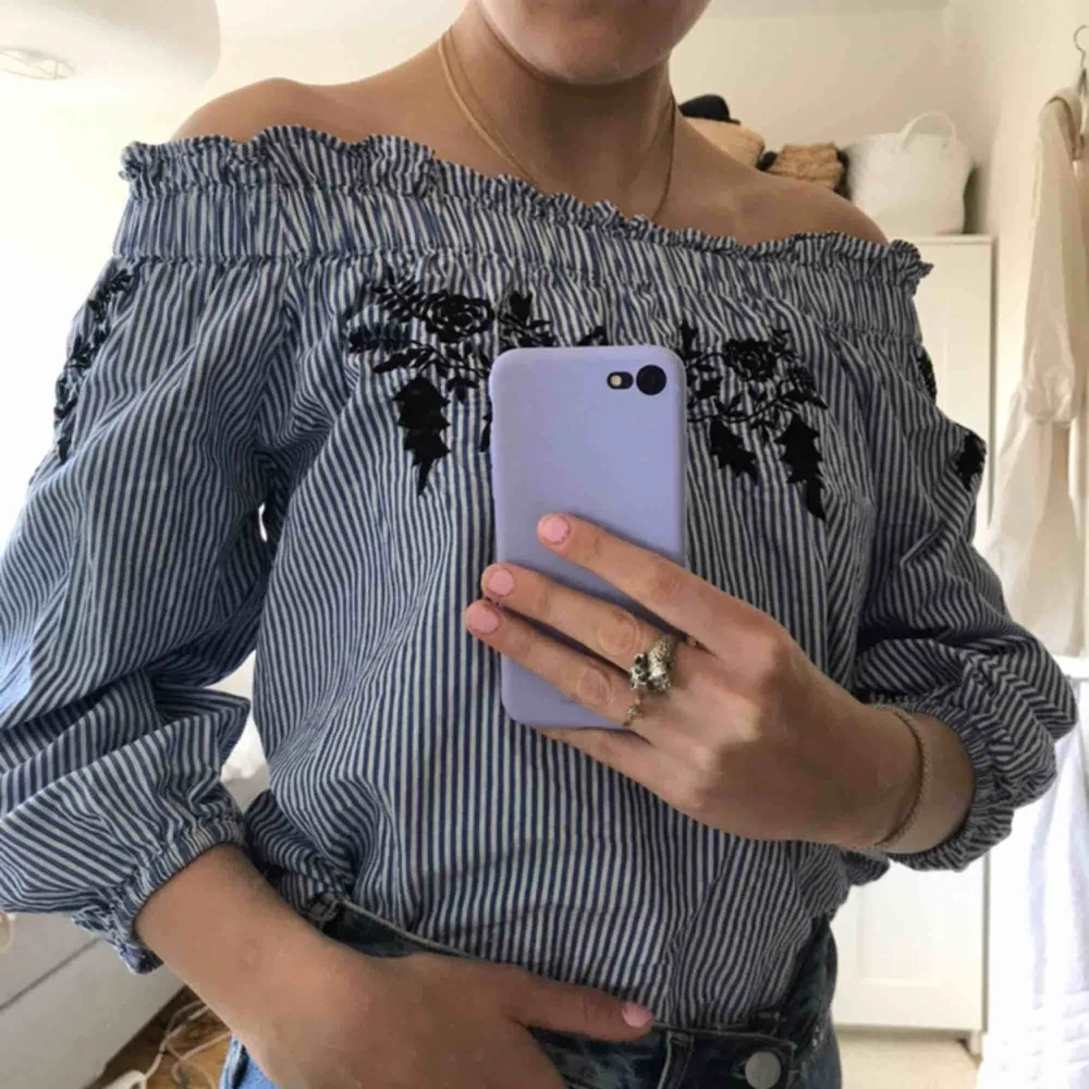 Jättesöt off shoulder blus från ginatricot! Frakt tillkommer⚡️🤛🏽✨ skriv för fler bilder eller frågor!!❤️. Blusar.