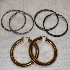 Creoler örhängen - Olika creoler aldrig använda. Säljes för 20kr styck eller 2 för 30kr eller alla tre för 40kr